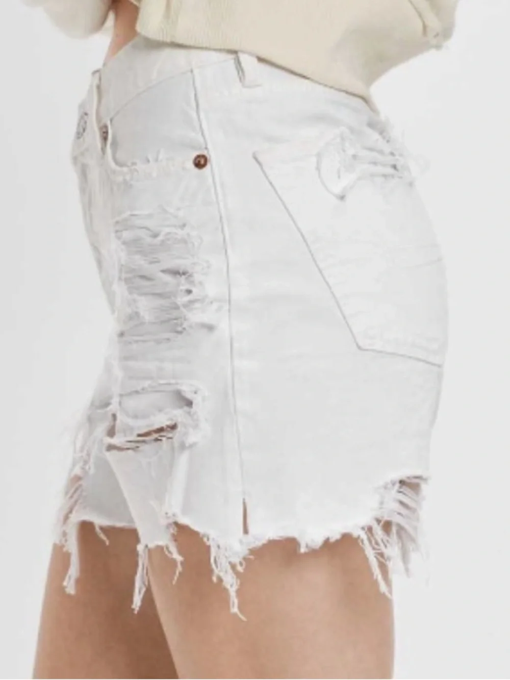 American Eagle Women 18 White Denim Distressed Highest Rise Baggy Shorts NWT